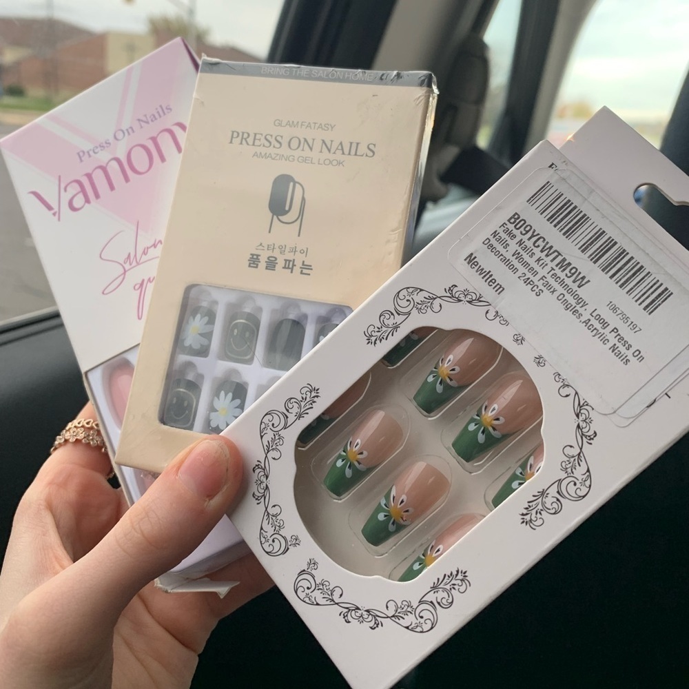 Set of three press on nails